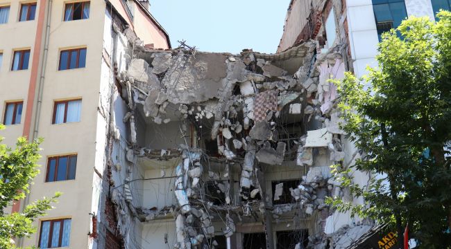 Depremden hasar gören bina yıkılırken yan binada çatlak oluştu, bina tahliye edildi 