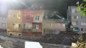 Dereli ilçesinde selin başladığı noktadaki bina yıkım ekipleri tarafından yıkıldı 