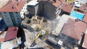 İscehisar Belediyesi metruk binaları yıkıyor 