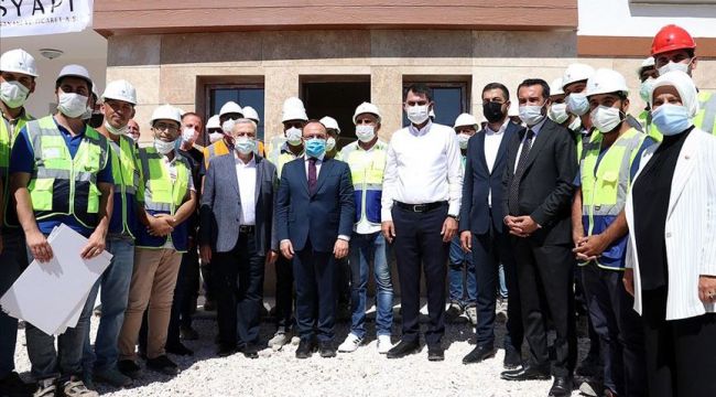Bakan Kurum: Elazığ'da depremzedeler için inşa edilen 8 bin konutu yıl sonuna kadar teslim edeceğiz