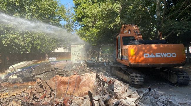 Metruk binaların yıkımı devam ediyor