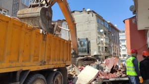 Zeytinburnu Belediye Başkanı Arısoy, çöken binanın önünde açıklama yaptı: Burada, kısıtlama olmasaydı pazar kurulacaktı