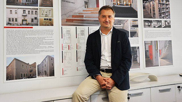 İzmir'li Mimarlar Ağır Bürokrasiden Dertli